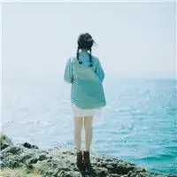 大海的气息,海鸥的声音,海边女生背影图片头像