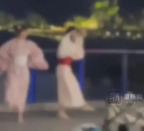 惹众怒,重庆街头两名女子穿日本和服跳舞,网友叉出去