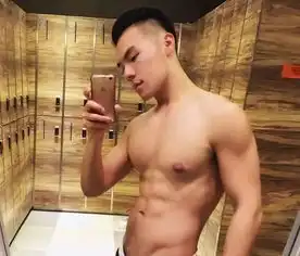 海边遇翘臀肌肉男,浴巾也盖不住