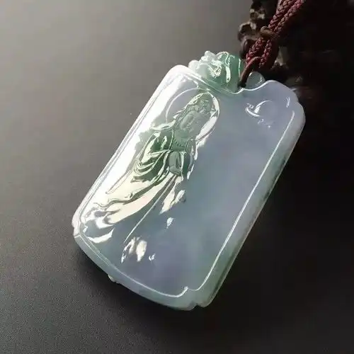 佩玉有讲究,翡翠花件寓意多合适自己的才最好