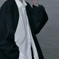 有哪些男士的背影图片可以当头像的黑色的,冷酷的那种