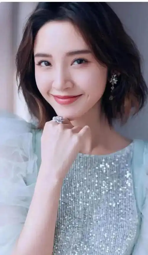 唐艺昕这个名字在当代女性时尚界犹如一颗璀璨的星辰