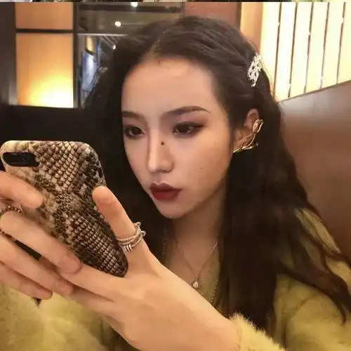 女生头像小时候哭,是觉得自己太委屈长大了哭,是对自己太失望