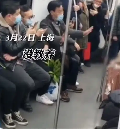 上海地铁,男子拒绝让座称累了一天,被70岁老人怒怼没教养