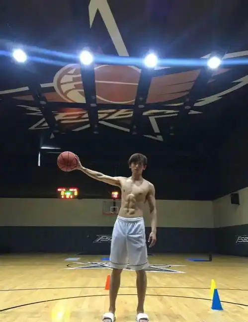 山河令剧组全员肌肉男,龚俊张哲瀚腹肌养眼,李岱昆肌肉夸张