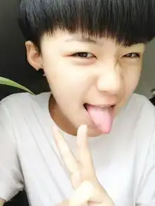 这张图片里的人是谁