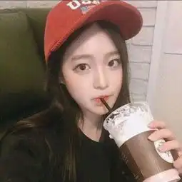 头像女生手拿咖啡