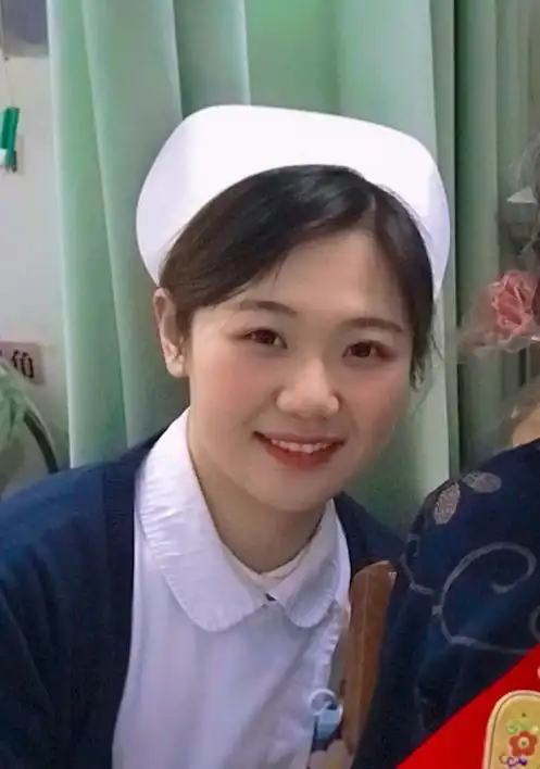姑娘好样的男子路边晕倒,路过女护士紧急施救