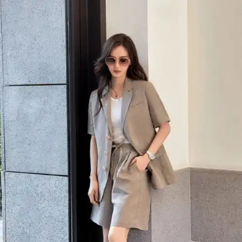 短热裤已经过时,现在流行这种裤子,长一点但更显瘦好看