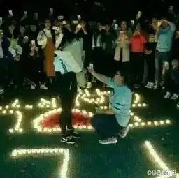高校女生下跪向女生求婚最终拥吻
