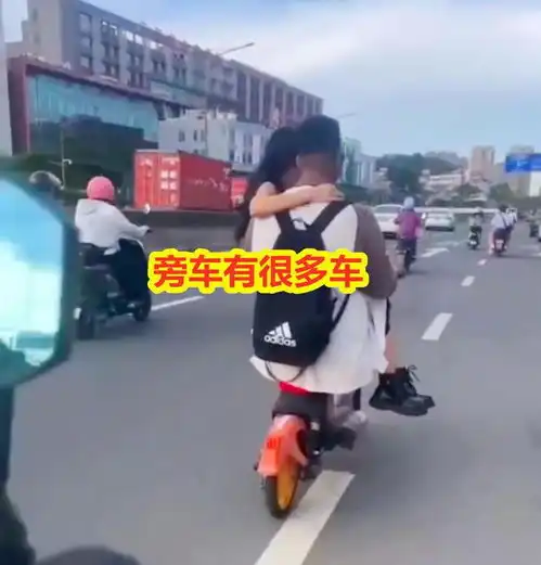 男子抱着女子骑电瓶车,一边骑一边啵嘴,后车破防大骂太危险了