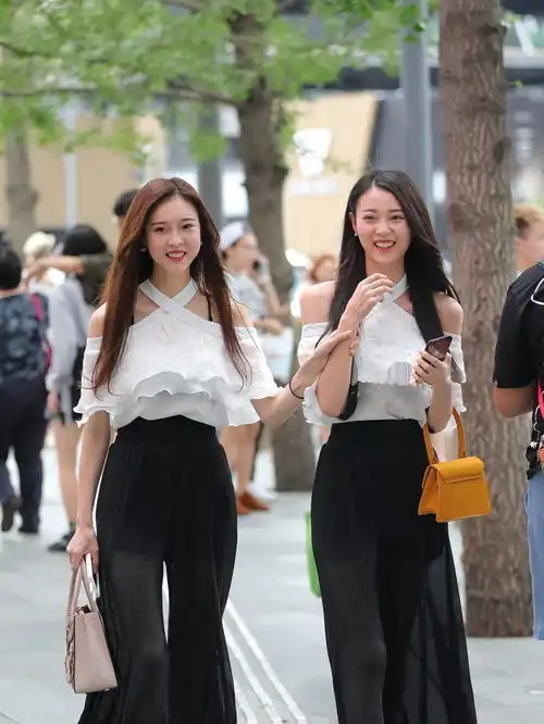 街拍一组姐妹花,搭配很时尚,笑容也很甜美