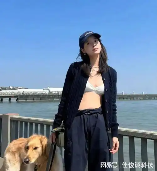 欧阳娜娜穿泳装双手举高,排骨胸惊人,网友,幼儿园身材别来炫耀