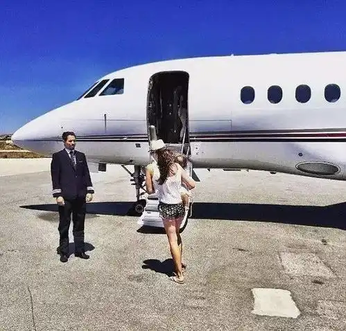 继承数十亿美金,f1帝国公主,全球20富豪女继承人之一,她母乳喂养到三岁