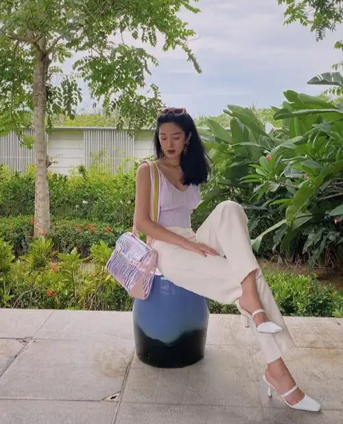 杨采钰太有魅力了,夏日复古港风穿搭,演绎轻熟型气质美女