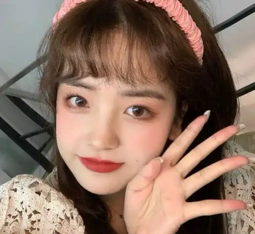 女生头像那个男孩的心我好像怎么捂都捂不热
