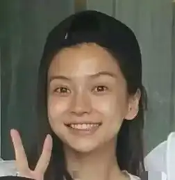 王丽坤素颜女神真不是吹出来的,张馨予上学时是校花级别的存在吧