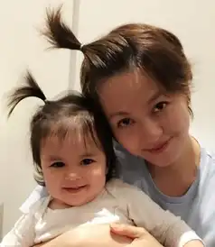 可爱炸了梁咏琪母女梳小辫卖萌妈妈和宝宝都是素颜靓女