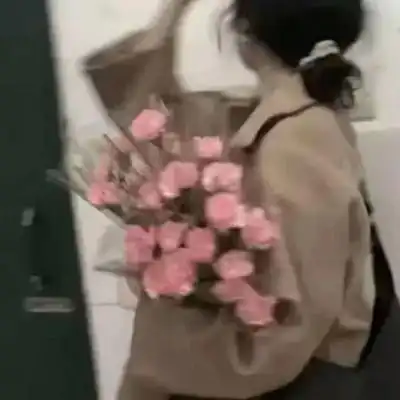 女头我拿着我最爱的花送给我最女生头像我要个性网