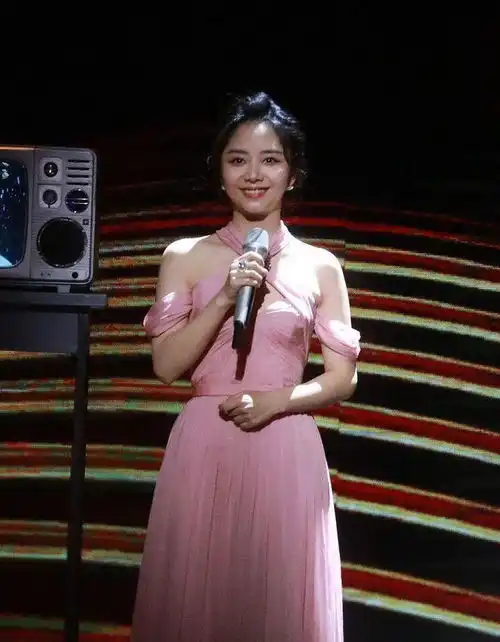 谭松韵这张脸真占便宜,说她18应该都有人信,穿粉色纱裙更显小了