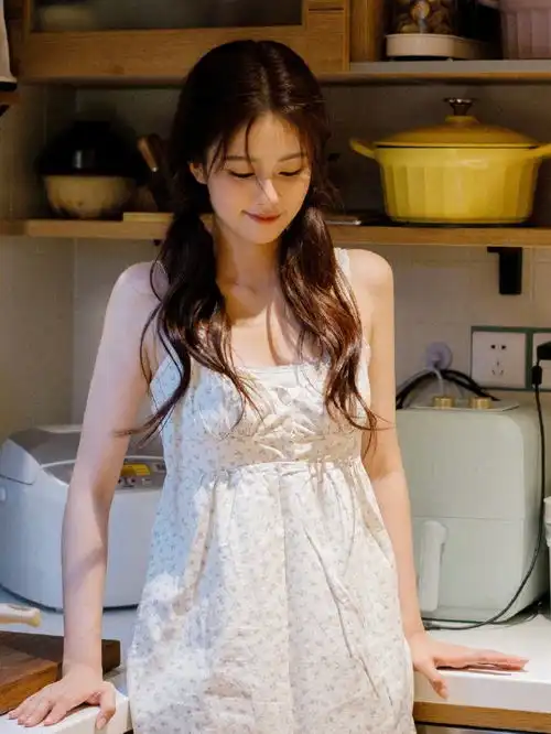 白鹿身穿纯白抹胸礼裙妆容精致尽显甜美之风