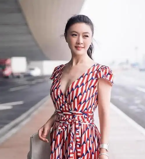 田海蓉当红时为爱隐退,母亲和丈夫接连去世后,撑起家中一片天
