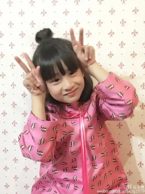 田亮帮爱女扎半丸子头