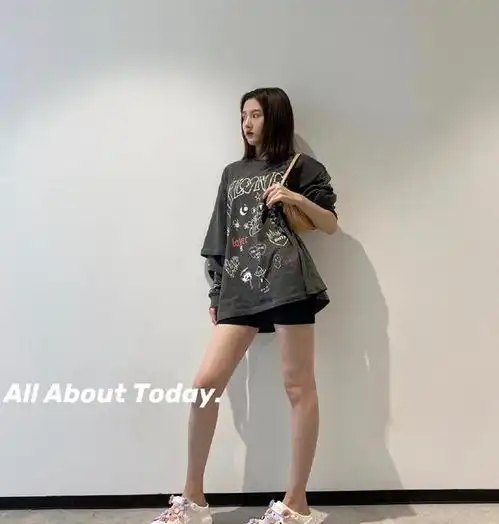 宋祖儿撞衫杨幂,同款男友风格子衬衫,少女和辣妈谁更胜一筹