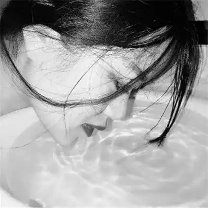 悲伤高冷头像女生黑白,没有能力改变眼前这一切