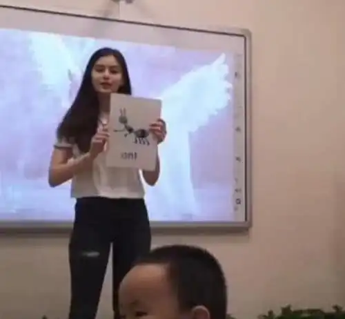 爸爸们总抢着去接孩子,后来才发现是奔女老师去的
