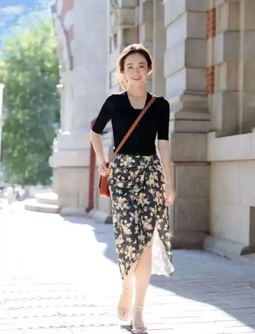 女生就该多穿分叉裙优雅唯美,搭配纯色针织衫,非常有魅力