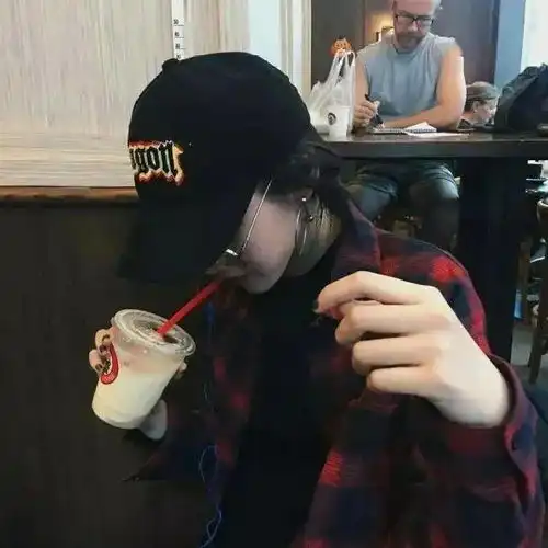 挡脸的女生头像