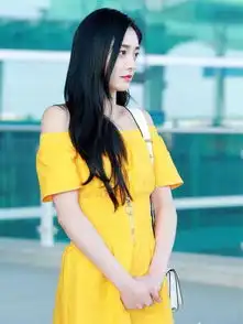 周洁琼机场再现锁骨杀,穿一字肩连衣裙超显瘦,美成小仙女