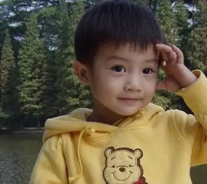 儿子幼儿园撩女孩裙子,被制止后称妈妈没反对,老师退学吧