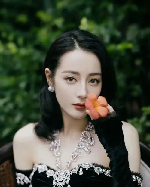热巴新剧路透,白发造型惊艳网友,一举打破以往的所有质疑