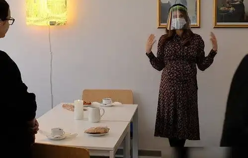 梅根为阿奇改名换姓致敬戴妃穿衣风格变化大,哈里不敢正眼瞧