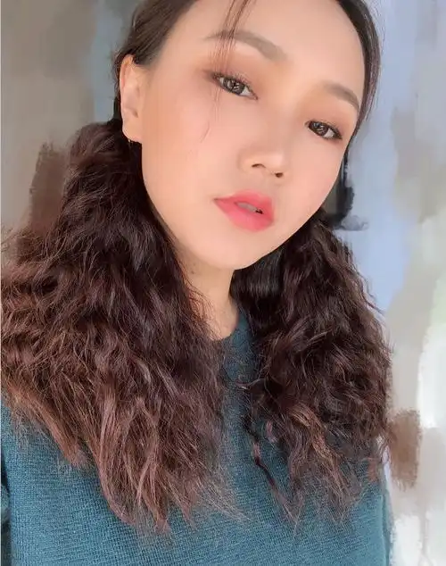 吉祥三宝小女孩近照,24岁的她美出新境界,长发披肩身材火辣