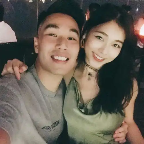 港姐前男友自杀身亡,女友变心劈腿挽回无果,可怜白发人送黑发人