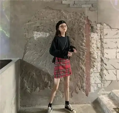 卫衣搭这几款下装简直潮爆了,今春时髦精们都在穿