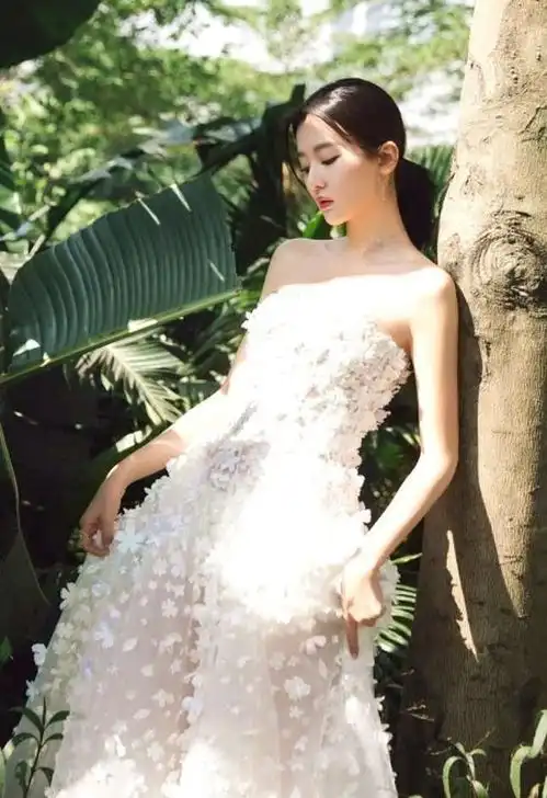 有种修长天鹅颈叫乔欣,看到穿白色抹胸长裙时,不愧是小仙女