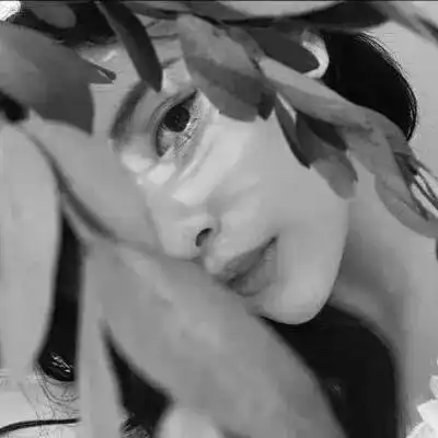 黑白女生头像