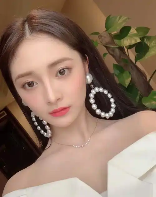 周洁琼化身紫色少女,清爽有活力,亚麻粉发色,仿佛行走的芭比