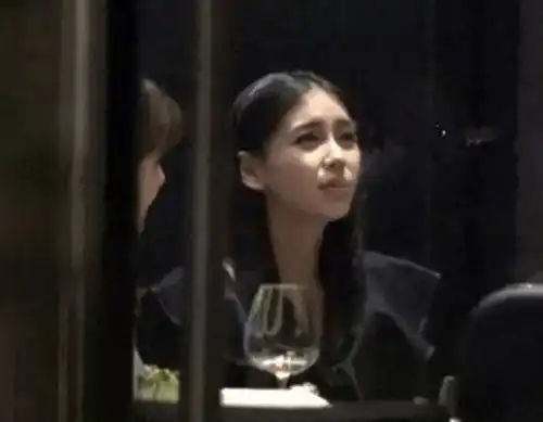 继王源陈伟霆抽烟之后,又一女明星被拍,吞云吐雾无视禁令