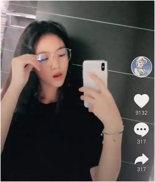 汪峰14岁女儿近照,烈焰红唇美如葛荟婕,吉他弹唱摇滚范酷似汪峰
