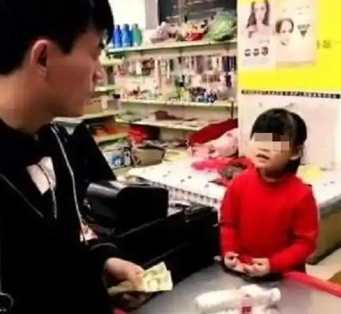 5岁女孩在超市鬼祟,被怀疑偷东西,店员脱下她外套泪目你走吧