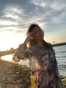 组图张子萱穿碎花裙甜美可人在夕阳下蹦跳秀发飞扬很少女