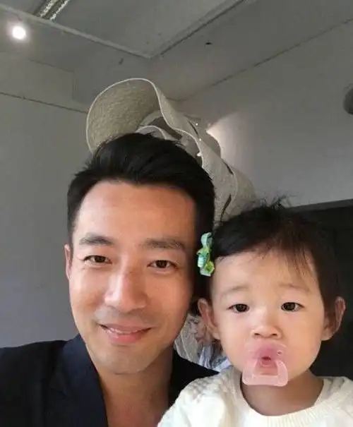 大s4岁女儿玥儿近照公开,双月牙眼喜感十足,简直就是翻版小杉菜