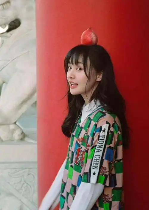 郑爽打造少女风装扮俏皮甜美,张艺兴一身红色套装,禁欲优雅