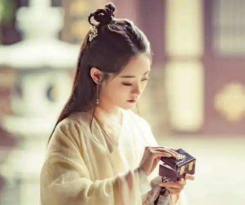 本是冲着周芷若的颜追的剧,却收获了一大堆金毛狮王的表情包