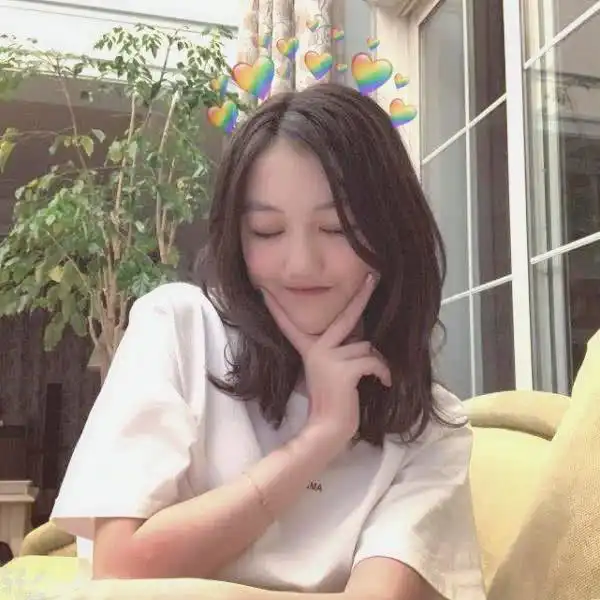 李嫣终于晒不遮脸正面照,已无兔唇痕迹,才13岁气质就不输王菲